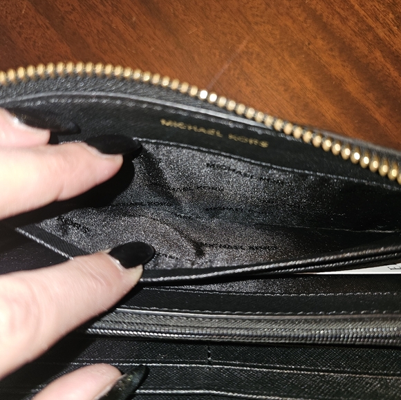 Michael Kors Wallet in black zippy wallet - Picture 7 of 9